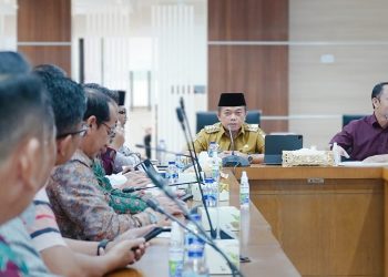 Gubernur Jambi, Al Haris mengikuti rapat Pembahasan Mekanisme Pelaksanaan dan Pertanggungjawaban terkait Pembangunan Jalan Alternatif Angkutan Batubara di Jambi, yang berlangsung di Ruang Rapat Lantai 5 Gedung Sadli I Direktorat Jenderal Mineral dan Batubara Kementerian Energi Sumber Daya Mineral RI, Jakarta, Selasa (14/02/2023). [Foto Diskominfo Jambi/Richi]