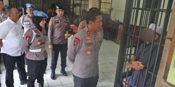 Kapolda Jambi, Irjen Pol Rusdi Hartono mengecek rumah tahanan di Mapolda Jambi, Rabu (15/2/2023). [Foto Humas Polda Jambi]