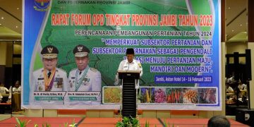 Wakil Gubernur Provinsi Jambi, Abdullah Sani, saat memberi kata sambutan dalam Rapat Forum Organisasi Perangkat Daerah Dinas Tanaman Pangan, Hortikultura, dan Peternakan Provinsi Jambi Tingkat Provinsi Tahun 2023 di Hotel Aston Jambi, Rabu (15/2/2023). [Foto Diskominfo Provinsi Jambi/Sopbirin]