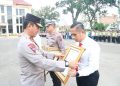 Kapolda Jambi memberikan penghargaan/reward kepada personelnya yang berprestasi di lapangan hitam Mapolda Jambi, Rabu (16/02/23). [Foto Humas Polda Jambi]