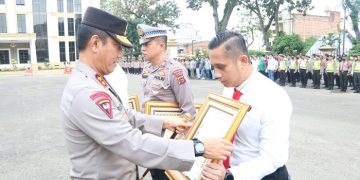 Kapolda Jambi memberikan penghargaan/reward kepada personelnya yang berprestasi di lapangan hitam Mapolda Jambi, Rabu (16/02/23). [Foto Humas Polda Jambi]