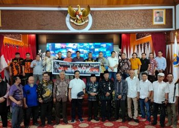Momen foto bersama Gubernur Jambi, Al Haris (tengah) bersama JMK di aula rumah dinas Gubernur Jambi, Kamis (16/02/2023). [Foto Riki]