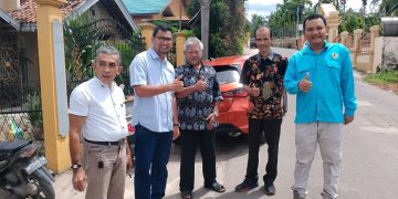 Anggota Komisi III DPRD Kota Jambi Sidak ke Proyek Tanggul RT 38 Talang Bakung, Sabtu (21/1/2023). [Foto Aurduri.com/Charles]