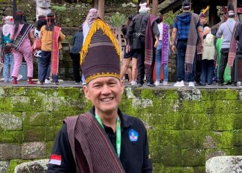 Wina Armada saat mengenakan pakaian adat suku Batak di Sumatera Utara. [Foto Pribadi]
