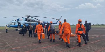 Personel Basarnas Jambi diberangkatakan untuk misi evakuasi Kapolda Jambi dan rombongan yang mengalami insiden helikopter mendarat darurat di perbukitan Kabupaten Kerinci, Jambi.l, Minggu (19/2/2023). [Foto Humas Basarnas Jambi]