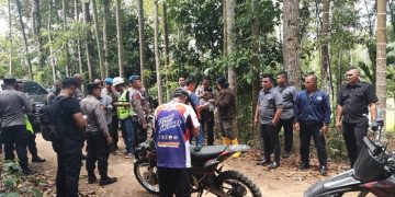 Tim evakuasi sedang melakukan pencarian lewat jalur darat di bukit Tamia Muara Empat, Kerinci, Minggu (19/02/2023) sore. [Foto Humas Polda Jambi]