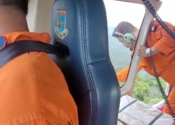 Tim evakuasi dari Ditpoludara Baharkam Polri saat menemukan titik pendaratan darurat helikopter yang ditumpangi Kapolda Jambi dan langsung mendistribusikan logistik, Senin pagi (20/2/2023). [dok Aurduri.com]