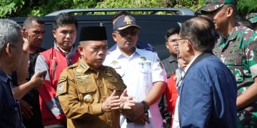 Gubernur Jambi, Al Haris, saat memberikan keterangan pers di Desa Tamiai, Senin (20/2/2023). [Foto Riki]