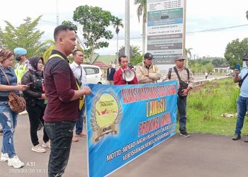 Aksi unjuk rasa Aliansi Wartawan Siber Indonesia (AWaSI) Jambi di depan kantor Kejari Muaro Jambi, Senin (20/02/2023). [Foto AWasi Jambi]