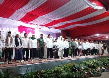 Peringatan Isra Miraj yang dihadiri oleh Gubernur Jambi dan Habib Lutfi bin Yahya di Desa Gemuruh, Kecamatan Tungkal Ulu, Kabupaten Tanjab Barat, pada selasa malam (22/02/2023). [dok Latiful Anshori]