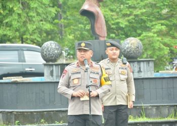 Wakapolda Jambi Brigjen Pol. Yudawan Roswinarso saat pimpin upacara penutupan posko crisis centre di Terminal lama Bandara Sultan Thaha Jambi, Kamis (23/02/23). [Foto: Humas Polda Jambi]