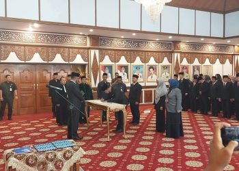Sekda Sudirman lantik ratusan pejabat di Auditorium Rumdis Gubernur Jambi, Sabtu (25/2). [Dok. Syafei]