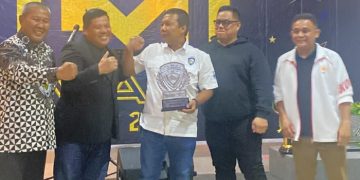 Romi Hariyanto saat menerima penghargaan IMI Awards 2001-2022 oleh IMI Jambi di Willtop Hotel kawasan pasar Jambi,Jumat (24/2) malam. [Foto: Aurduri.com/Reza]