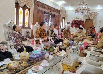 Al Haris menerima kunjungan dari manajemen Petrochina di Pendopo Rumah Dinas Gubernur Jambi, Senin (27/02/2023). [Foto: Diskominfo Provinsi Jambi]