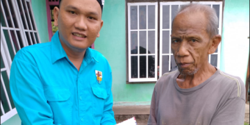 Komite Nasional Pemuda Indonesia (KNPI) Provinsi Jambi menjenguk salah satu warga Kota Jambi yang mengidap leukimia, Jumat (03/02/2023). [dok Visnu]