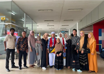 Melisa mengantarkan berangkatkan kedua orangtua ibadah umroh ke tanah suci Mekah, Sabtu (5/02/2023). [dok Aurduri.com/Reza]