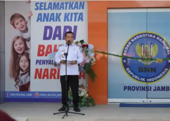 Gubernur Al Haris menyampaikan kata sambutan pada Penandatanganan Prasasti Kantor Badan Narkotika Nasional (BNN) Provinsi Jambi dan Puncak Peringatan Hari Ulang Tahun (HUT) ke 21 BNN Tahun 2023, bertempat di Kantor BNN Provinsi Jambi, Rabu (22/03/2023). [Foto: Aurduri.com/Wahyu Jati]