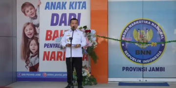 Gubernur Al Haris menyampaikan kata sambutan pada Penandatanganan Prasasti Kantor Badan Narkotika Nasional (BNN) Provinsi Jambi dan Puncak Peringatan Hari Ulang Tahun (HUT) ke 21 BNN Tahun 2023, bertempat di Kantor BNN Provinsi Jambi, Rabu (22/03/2023). [Foto: Aurduri.com/Wahyu Jati]