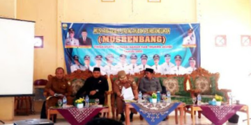 Ketua DPRD Kabupaten Muaro Jambi, Yuli Setia Bhakti dan Anggota DPRD, Robinson Sirait hadiri Musrenbang Kecamatan Bahar, Kabupaten Muaro Jambi, Selasa (07/02/23). [Dok. Aurduri.com/Deni]