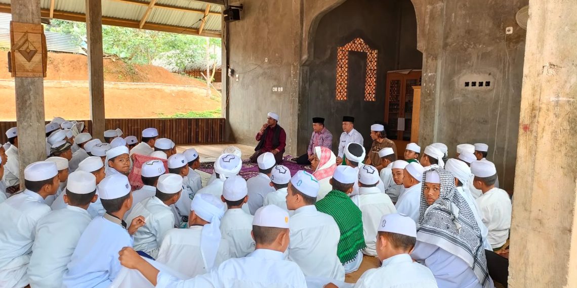 Gubernur Jambi, Al Haris bersilaturahmi ke Pondok pesantren (Ponpes) Raudhatut Tholibin di Rantau Ikil, Kecamatan Jujuhan, Kabupaten Bungo, Rabu (01/03/2023). [Foto: Riki]