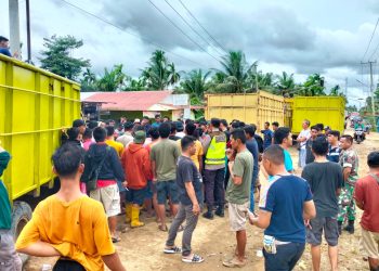 Aksi pemblokadean jalan di Sabak Timur, Rabu (1/3/2023). [Foto: Fa]