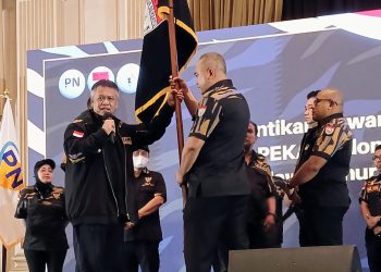 Irjen Pol (Purn) DR. Anton Charliyan saat melantik Pengurus DPP PEKAT IB di Surabaya, Jumat (03/03/2023). [Dok. PEKAT]