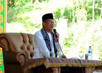 Wakil Gubernur Jambi, Abdullah Sani  saat memberi kata sambutan pada Haflah Akhirusannah Pondok Pesantren BUQ Da’arul Qur’an di Desa Bukit Harapan, Selasa (07/03/2023). [Foto: Diskominfo Provinsi Jambi/Sopbirin]