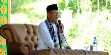 Wakil Gubernur Jambi, Abdullah Sani  saat memberi kata sambutan pada Haflah Akhirusannah Pondok Pesantren BUQ Da’arul Qur’an di Desa Bukit Harapan, Selasa (07/03/2023). [Foto: Diskominfo Provinsi Jambi/Sopbirin]