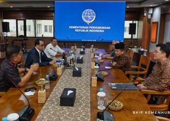 Gubernur Jambi, Al Haris saat rapat bersama Menteri Perhubungan RI, Budi Karya Sumadi, Selasa (07/03/2023). [Foto: Riki]