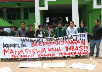 Puluhan mahasiswa yang tergabung dalam Ormawa dan KBM Universitas Batanghari  Jambi melakukan aksi demonstrasi di depan kampus Unbari, Selasa (07/03/2023). [Foto: Aurduri.com/Wahyu]