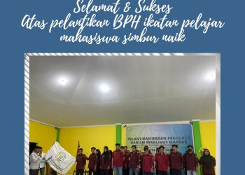 Kades Simbur Naik, Jusmail melantik dan mengukuhkan pengurus IKPMS periode 2023-2024 di Hutan Kota, Kecamatan Kota Baru, Kota Jambi, Jumat (10/3/2023) malam. [Foto: Divisi Humas IKPMS]