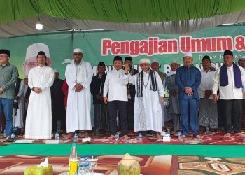 Gubernur Al Haris saat menghadiri Pengajian dan Dzikir Akbar di lapangan terbuka di tengah Desa Sridadi, Minggu (12/03/2023). [Foto: Syahredi]