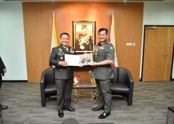 Kasad, Jenderal TNI Dudung Abdurachman bersama Panglima Tentera Darat Diraja Brunei, Brigadier General Dato Seri Pahlawan Saifulrizal di Markas TDDB Berakas Garison, Senin (13/3/2023). [Foto: Dispenad]