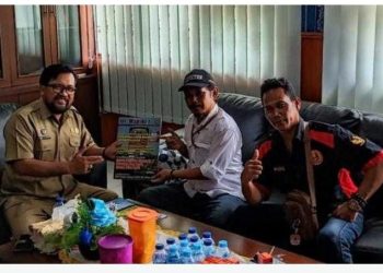 Ketua dan Sekretaris DPC PJS Beltim saat diterima oleh Kadis Kominfo Beltim, Selasa (14/03/2023). [Foto: PJS Beltim]