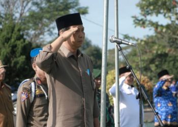 Ketua DPRD Tanjabtim, Mahrup saat jadi Inspektur Upacara HUT Sat Pol PP di Lapangan Kantor Bupati , Senin (20/03/2023). [Dok. Rizon]