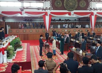 DPRD Provinsi Jambi gelar Paripurna Pengganti Antar Waktu (PAW) Anggota DPRD Provinsi Jambi sisa masa jabatan 2019-2024 atas nama Sri Herlita di Ruang Paripurna DPRD Provinsi Jambi, Senin (27/03/2023). [Foto: Riki]