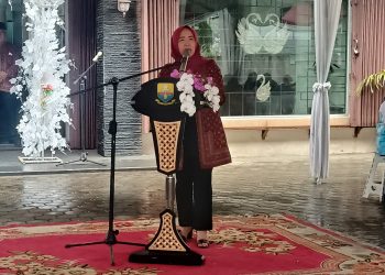 Ketua TP PKK Provinsi Jambi, Hj Hesti Haris bersama Staf Ahli Gubernur Bidang Kemasyarakatan dan SDM, H Husairi, SIP, M.E  resmi tutup  Pasar Murah Ramadhan 1444 bertempat di halaman kantor TP-PKK Telanaipura, Kamis (30/3/2023). [Diskominfo Provinsi Jambi/Maria]