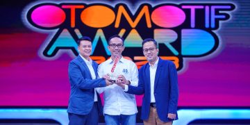 Skutik penjelajah Honda ADV160 meraih Bike of The Year pada ajang Otomotif Award 2023 yang digelar Tabloid Otomotif (27/03). [Dok. AHM]