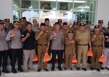 Momen foto bersama Kapolda Jambi bersama para Camat se Kota Jambi di acara launching mobil takjil di Mapolda Jambi, Sabtu (25/3/2023). [Foto: Aurduri.com/Ega Erlangga]