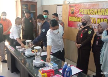 Pemusnahan Narkotika jenis sabu seberat 1,3 Kg di Ruang Loby B Mapolda Jambi, Rabu (29/3/2023). [Foto: Aurduri.com/Ega]
