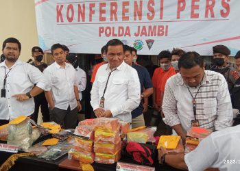 Barang bukti Narkotika jaringan Pekanbaru yang berhasil diungkap oleh Polda Jambi dalam konferensi pers di Mapolda Jambi, Rabu (29/3/2023). [Foto: Aurduri.com/Ega]