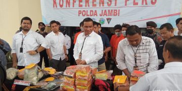 Barang bukti Narkotika jaringan Pekanbaru yang berhasil diungkap oleh Polda Jambi dalam konferensi pers di Mapolda Jambi, Rabu (29/3/2023). [Foto: Aurduri.com/Ega]
