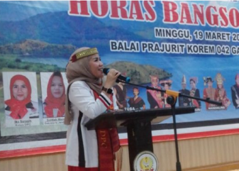 Ketua DPC HBB Kota Jambi, Ika Saragih saat menyampaikan kata sambutan pada pelantikan HBB Provinsi Jambi dan DPC HBB Kota di Gedung Balai Prajurit Korem 042/Garuda Putih, Minggu (19/3/2023). [Foto: Charles]