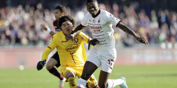 Penyerang AC Milan, Rafael Leao berusaha melewati kiper Salernitana, Guillermo Ochoa untuk mencetak gol selama pertandingan lanjutan Liga Serie A Italia di stadion Arechi di Salerno, Italia, Rabu (4/1/2023). AC Milan menang tipis atas Salernitana dengan skor 2-1. [Foto: Alessandro Garofalo/LaPresse via AP]