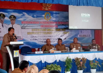 Ketua DPRD Tanjabtim ,Mahrup, SE saat memberi kata sambutan pada Musrenbang Dapil III di Kantor Kecamatan Mendahara, Selasa (14/02/23). [Dok. Aurduri.com/Arwin]