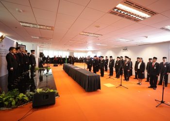 Mahendra Siregar melantik dan mengambil sumpah jabatan 22 pimpinan Satuan Kerja pejabat setingkat Deputi Komisioner dan Kepala Departemen di kantor OJK Wisma Mulia 2, Jakarta, Rabu (1/3/2023). [Foto: Humas OJK]
