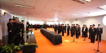 Mahendra Siregar melantik dan mengambil sumpah jabatan 22 pimpinan Satuan Kerja pejabat setingkat Deputi Komisioner dan Kepala Departemen di kantor OJK Wisma Mulia 2, Jakarta, Rabu (1/3/2023). [Foto: Humas OJK]
