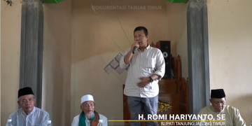 Bupati Tanjabtim, Romi Hariyanto saat meletakkan batu pertama pembangunan Gedung Sekolah Dasar Pondok Pesantren Jauharul Ma’arif di Kelurahan Parit Culum I, Kecamatan Muara Sabak Barat, Jumat (03/03/23). [Foto: Dokumentasi Tanjabtim]