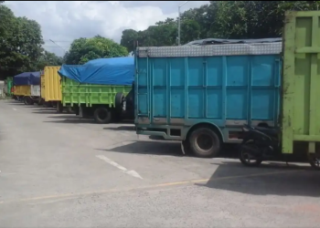 Sebanyak 22 unit truk batubara berhasil diamankan Direktorat Lalu Lintas (Ditlantas) Polda Jambi yang nekat beroperasi di kawasan Terminal Truk Talang Gulo, Lingkar Selatan, Kota Jambi, Minggu (5/3/2023). [Foto: Aurduri.com/Reza]