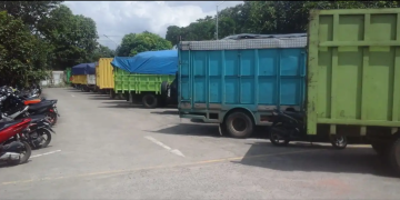 Sebanyak 22 unit truk batubara berhasil diamankan Direktorat Lalu Lintas (Ditlantas) Polda Jambi yang nekat beroperasi di kawasan Terminal Truk Talang Gulo, Lingkar Selatan, Kota Jambi, Minggu (5/3/2023). [Foto: Aurduri.com/Reza]